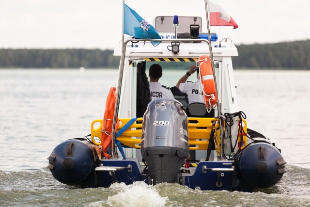 Straż pożarna wraz z ogniwem wodnym policji prowadzi poszukiwania 25-letniego mężczyzny, który pod wpływem alkoholu wyrwał się rodzinie i wskoczył do Wisły