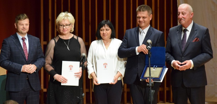 Sto lat Zespołu Szkół Ekonomicznych w Radomiu. Przemarsz ulicami miasta, wielka gala, spotkanie i bal absolwentów - tak świętował "ekonomik"