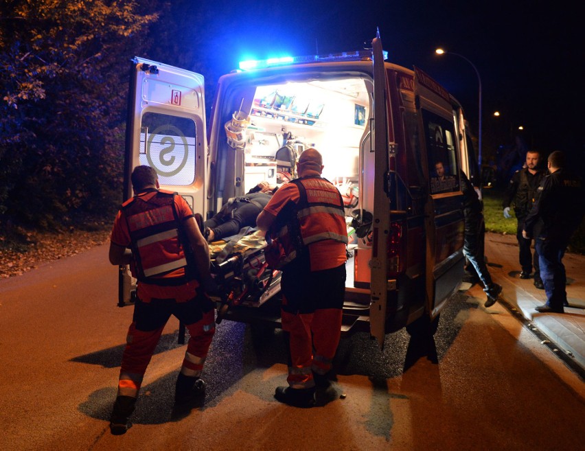 Wypadek w Przemyślu. Na ul. Chrobrego dachował 17-letni kierujący mercedesem. Ranna została młoda kobieta [ZDJĘCIA]