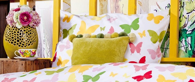 Zielony i żółty w aranżacji sypialniSpragnieni wiosny mogą wykorzystać dodatki, których stylistyka odwołuje się do bogactwa natury. Polecamy barwne motyle i kolorowe kwiaty.