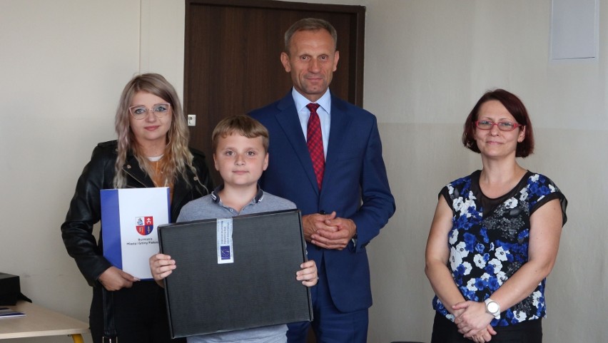Laptopy uczniom wręczał burmistrz, Zbigniew Piątek