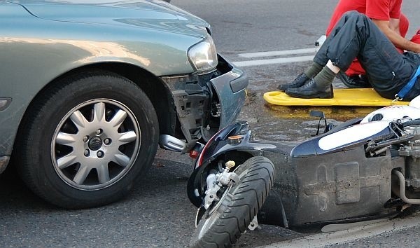 Motocyklista, który wjechał na czerwonym świetle, trafił do szpitala