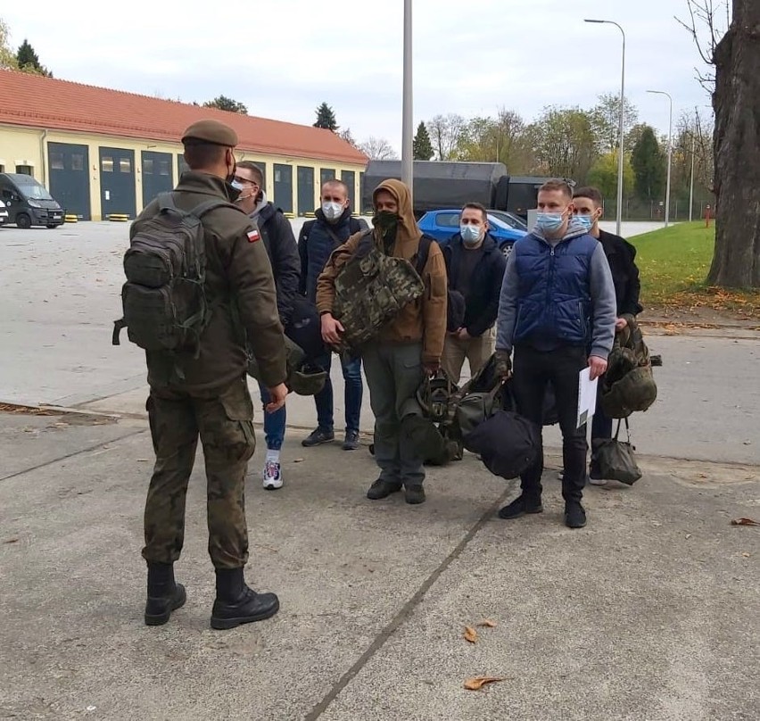 48 ochotników przekroczyło bramę koszar 3. Podkarpackiej Brygady Obrony Terytorialnej i rozpoczęli pierwszy dzień szkolenia [ZDJĘCIA]
