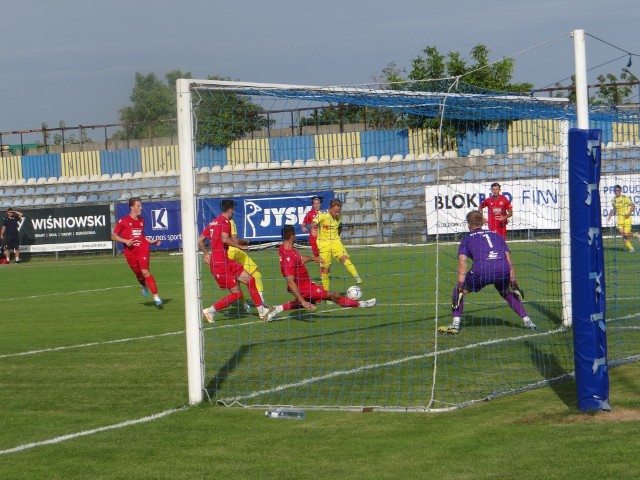 RKS Radomsko (żółte stroje) przegrał z Widzewem II Łódź 1:3 w kolejnym meczu IV ligi