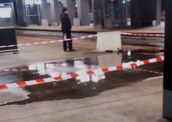 Woda na przystanku tramwajowym na poziomie -1 ronda Kaponiera leje się ciurkiem