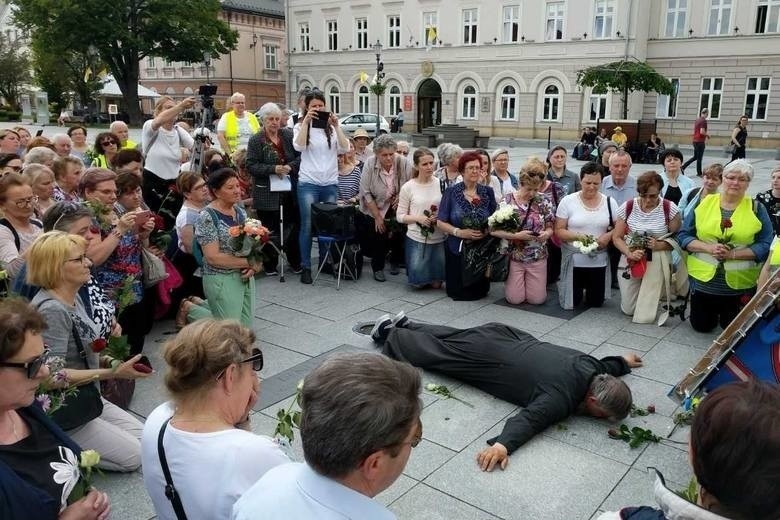 Dalszy ciąg historii ks. Jarosława Cieleckiego. Wiemy dlaczego zostal suspendowany