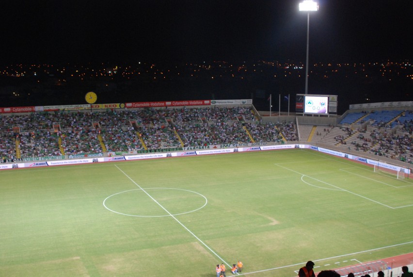 Stadiony na Cyprze są dość kameralne. Największy obiekt jest...