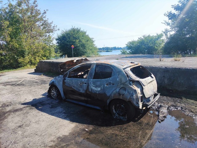 Doszczętnie spalony samochód na ul. Żołnierskiej obok Zalewu Bagry