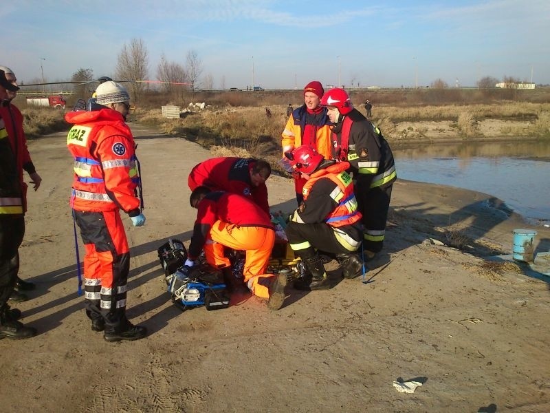 54-latek z Sandomierza skoczył do rwącej lodowatej wody, by ratować człowieka