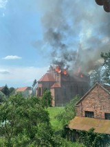 TRZCIEL. Pożar zabytkowego kościoła w Lutolu Suchym. Strażacy walczą z ogniem [GALERIA]