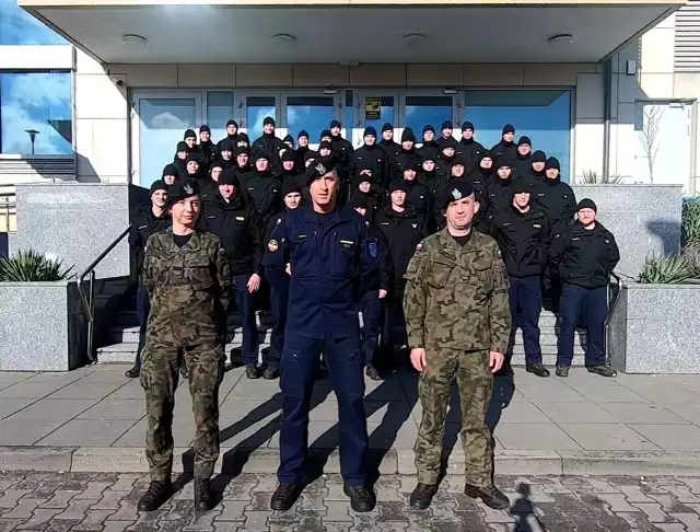 Grupa uczestników charytatywnej akcji "Setka dla Filipa". St. mar. Rafał Wraga w środku.