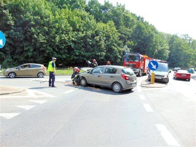 Skoda felicia, którą kierował 75-letni mężczyzna zderzyła...