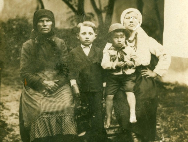Ośmioletni Marian Figiel z babcią Marią Boryszczukową, mamą Anną i synem sąsiada Stefanem.