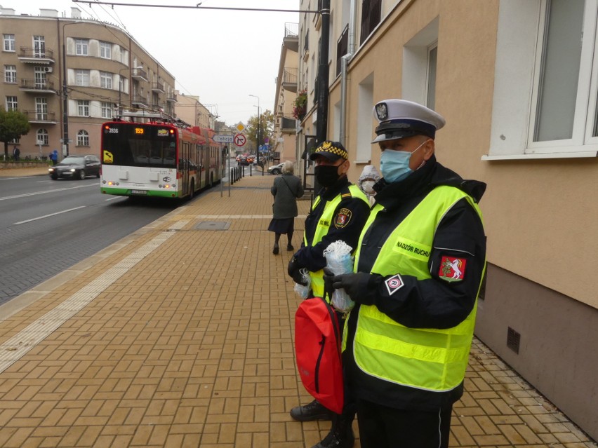 W miejskich autobusach w Lublinie ponownie rozdają maseczki ochronne dla pasażerów. Do kiedy potrwa akcja? Zobacz 