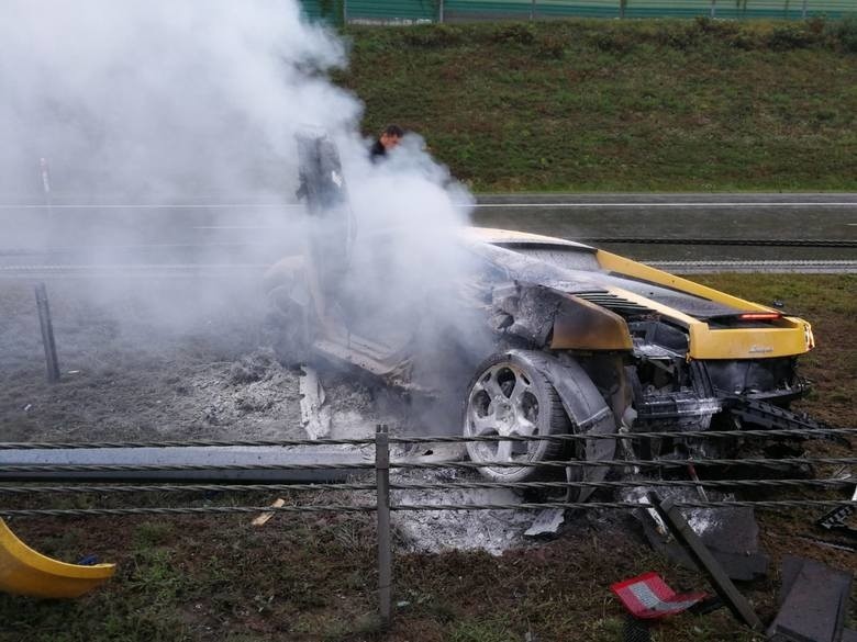 Strażacy z Pucka i Wejherowa udzielili pomocy kierowcy i ugasili płonące na autostradzie A1 Lamborghini. Zdjęcia