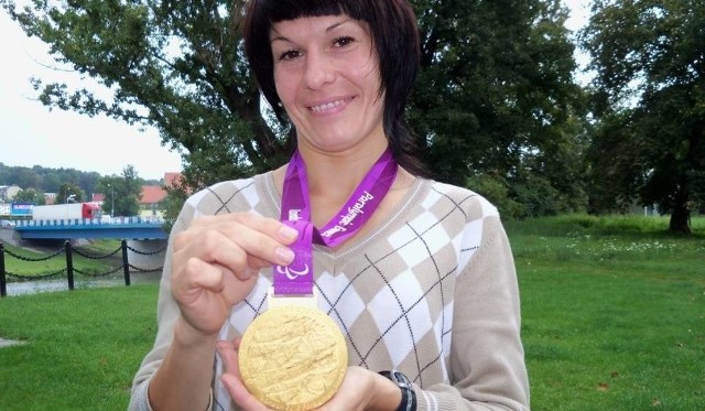 Barbara Niewiedział ze swoim złotym medalem z Londynu.