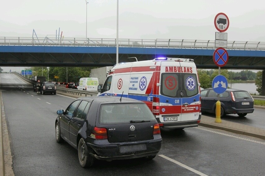 Wrocław: Wypadek na Lotniczej w pobliżu AOW. Utrudniony przejazd (ZDJĘCIA)