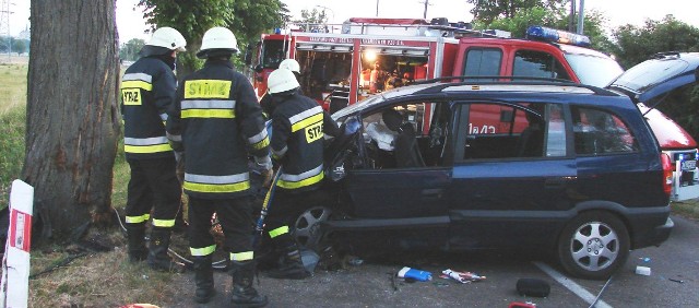 Miejsce wypadku. Uderzenie było bardzo silne. Opel wbił się w przydrożne drzewo. 