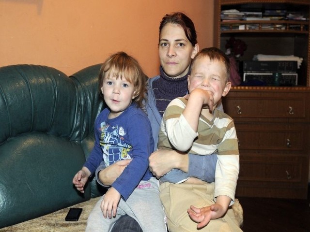 Pani Agnieszka z 2,5-letnią Kasią i 4-letnim Markiem