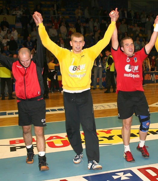 Filip Jarosz (w środku) w zakończonym sezonie świętował ze Stalą Mielec awans do ekstraklasy