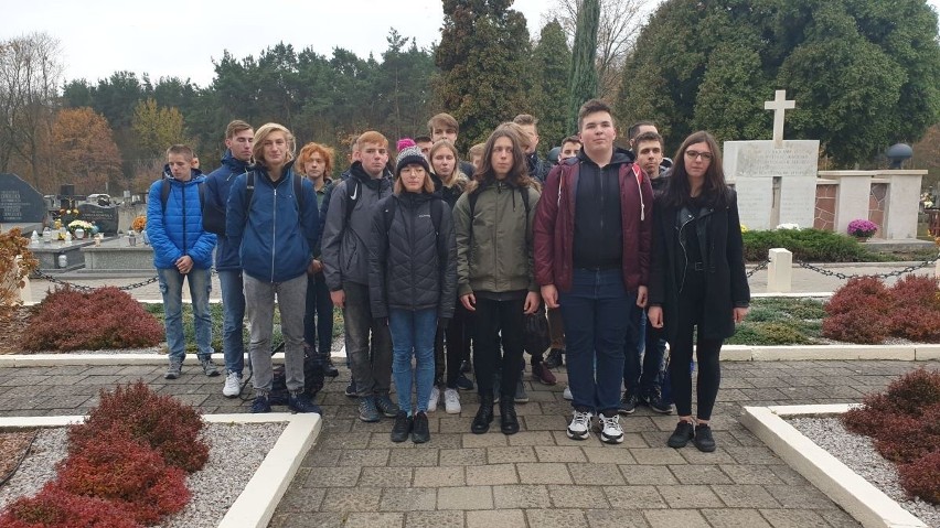 "Szkoła do hymnu" w Końskich. Uczniowie II Liceum Ogólnokształcącego zaśpiewali przed pomnikiem Partyzantów