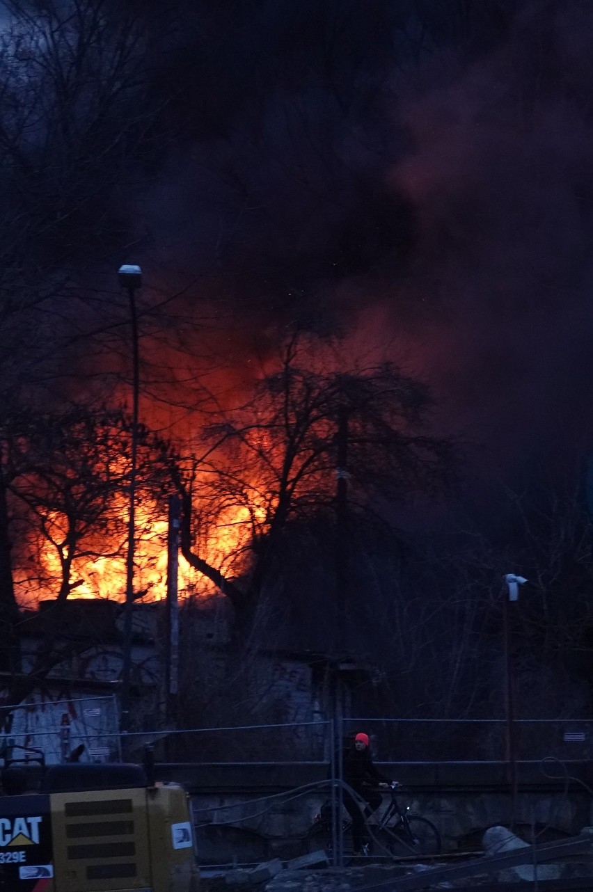 Pożar w rejonie ulicy Podgórskiej. W sąsiedztwie Galerii Krakowskiej unoszą się kłęby czarnego dymu