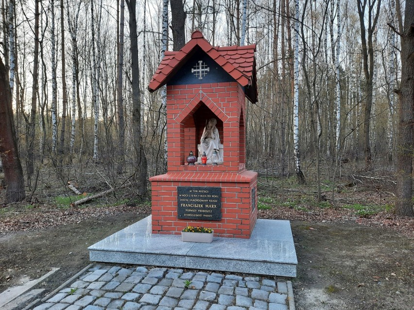 Pomnik Franciszka Marxa w miejscu zamordowania księdza, w...