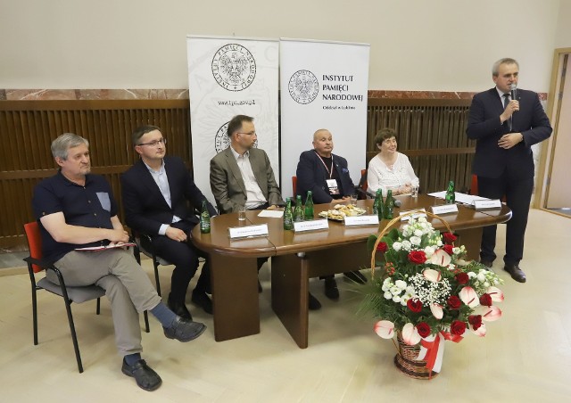 W piątek 25 czerwca w siedzibie Regionalnej Dyrekcji Lasów Państwowych w Radomiu odbył się panel dyskusyjny  Radomski Czerwiec'76 z perspektywy 45 lat.  W panelu wzięli udział bohaterowie czerwcowych wydarzeń oraz historycy: Zofia Romaszewska, doradca Prezydenta RP, Stanisław Kowalski, prezes Stowarzyszenia Radomski Czerwiec' 76, historyk, dr Paweł Sasanka, Biuro Badań Historycznych Instytutu Pamięci Narodowej  ks. dr Szczepan Kowalik, oraz dr Arkadiusz Kutkowski, Delegatura IPN w Radomiu. Panel poprowadził Marcin Krzysztofik, dyrektor IPN Oddział w Lublinie. Zobacz kolejne zdjęcia >>>