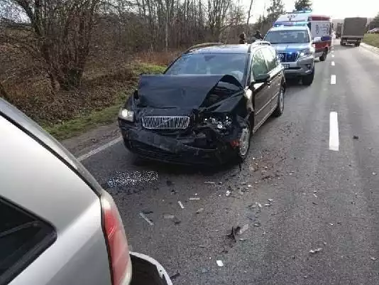 W Wąchocku na drodze krajowej nr 42 zderzyły się cztery auta.
