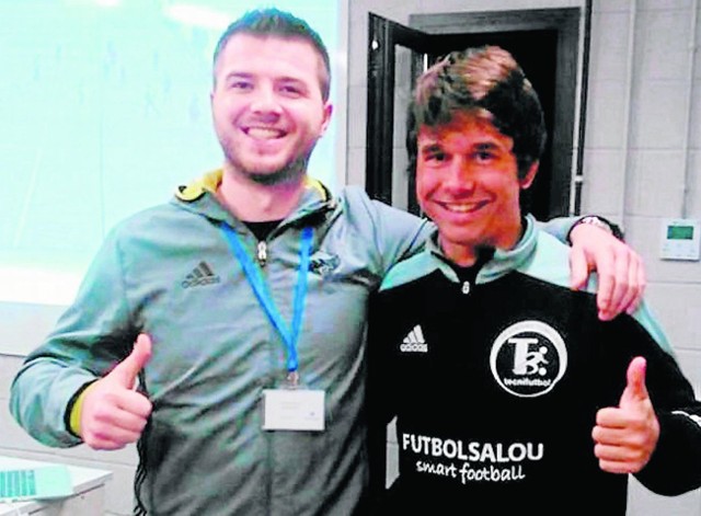 Młody trener z Mielca Marcin Paterak w towarzystwie Alberta Viniasa, który odpowiada za cały projekt Smartfootball.