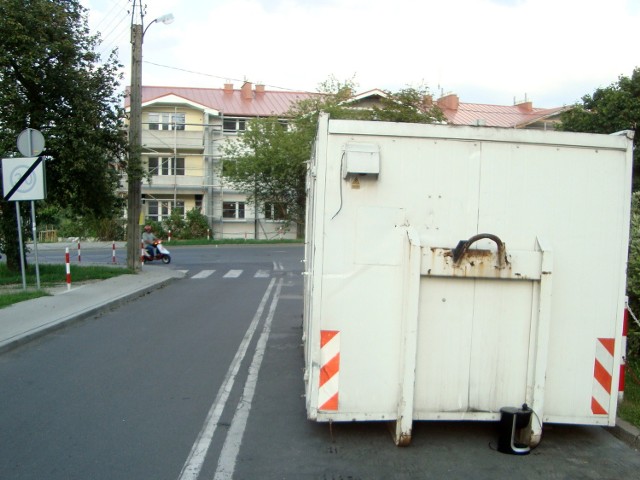 Kontener zablokował jeden pas jezdni.