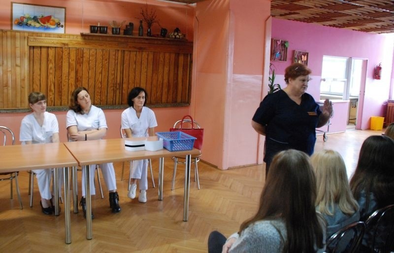 Uczniowie Zespołu Szkół w Pińczowie na spotkaniu z pielęgniarkami