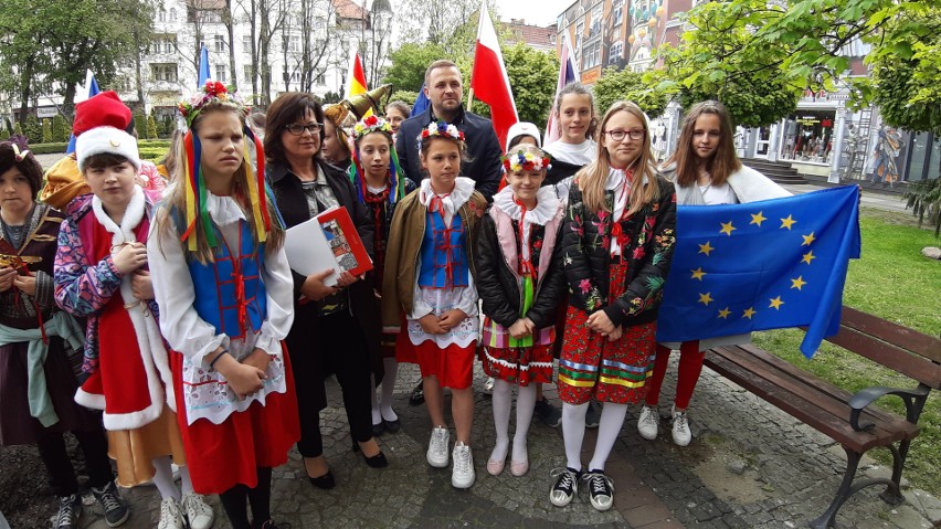 Posadzili wiśnię aby upamiętnić wstąpienie Polski do UE.