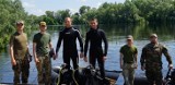Wojna na Ukrainie. Nurkowie-saperzy przeszukują Densę w poszukiwaniu materiałów wybuchowych