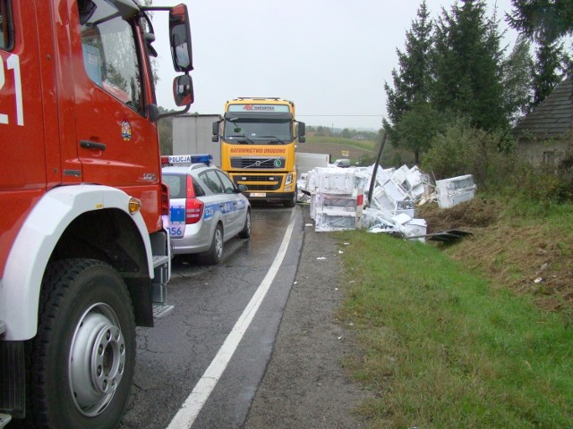 Wypadek w Radoczy. Z wywróconej ciężarówki wysypał się ładunek lodówek.