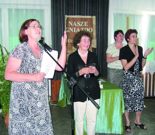 Zwyciężczynią VI edycji "Naszego Gniazda&#8221; została Mirosława Aleksandrowicz (w środku)