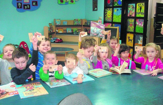 Przedszkolaki, które uczestniczą w zajęciach z "Książką na ty", właśnie otrzymały karty czytelnika. Mogą wypożyczać książki