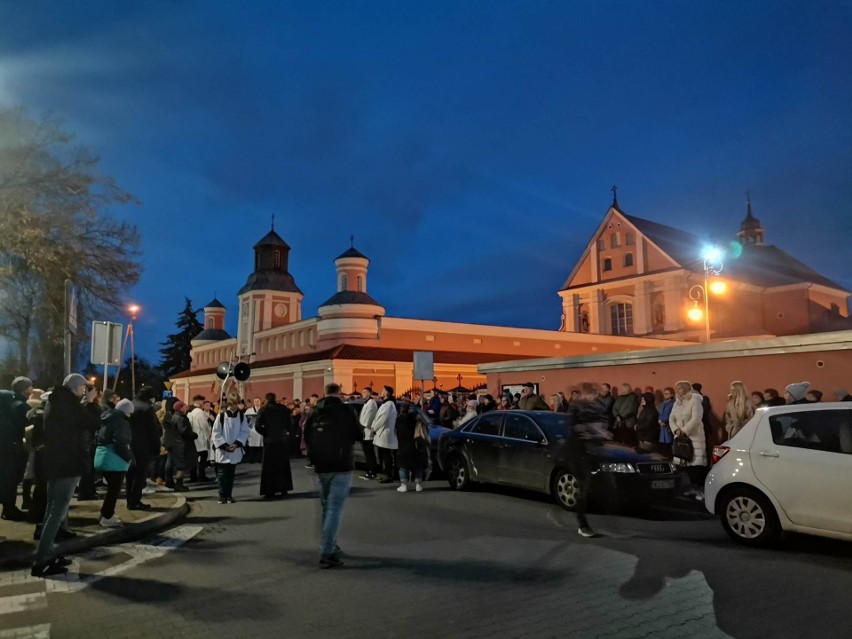 Droga krzyżowa w Sanktuarium pw. św. Antoniego w Ostrołęce. Zdjęcia 7.04.2023