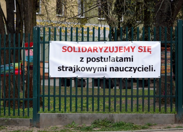 W ten sposób swoje poparcie dla strajkujących nauczycieli publicznych szkół manifestują pracownicy Zespołu Szkół Społecznych nr 2 w Tarnobrzegu.