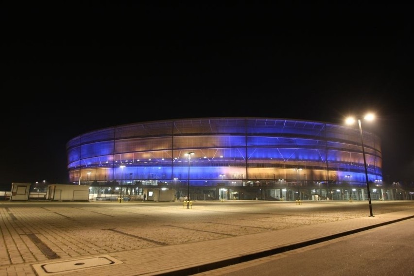 Wrocław w solidarności z Ukrainą. Stadion Miejski dużą flagą [ZDJĘCIA, FILM]