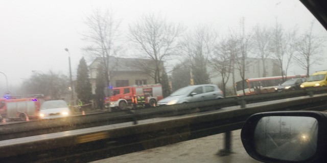 Autobus linii 188 przewrócił na bok samochód osobowy