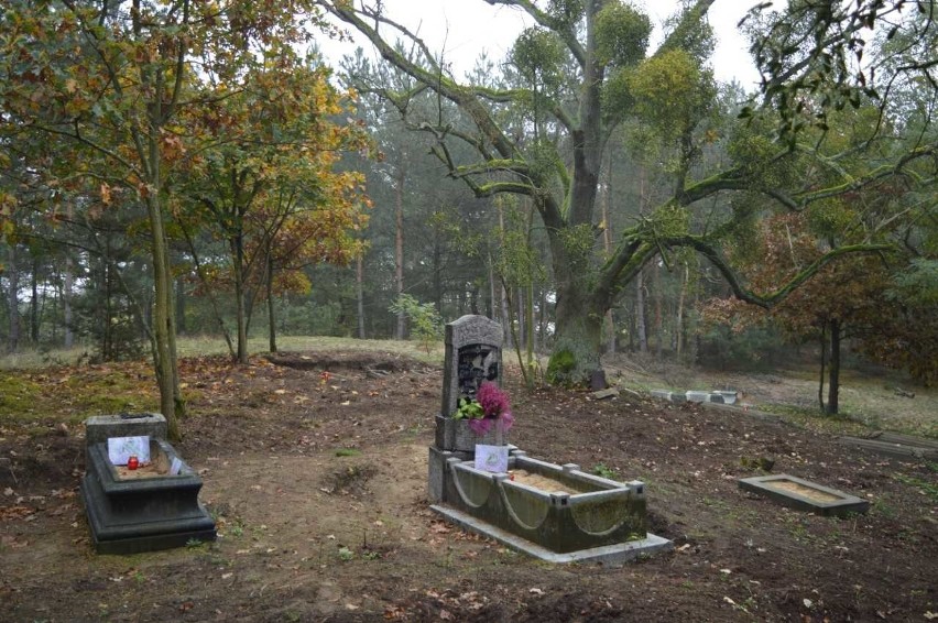 Cmentarz położony jest na wzniesieniu, w lesie pomiędzy DK...