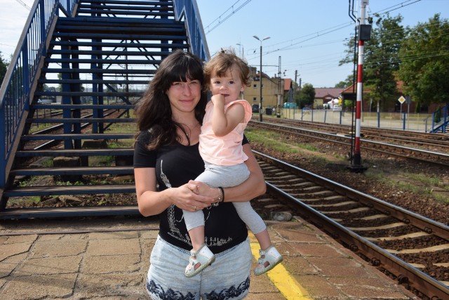 Pasażerowie skarżą się na niebotyczne schody na stacji kolejowej w Kaletach.