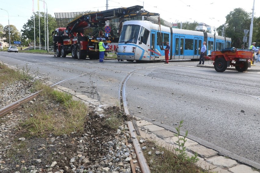 Wykolejenie tramwaju na Legnickiej. Są utrudnienia