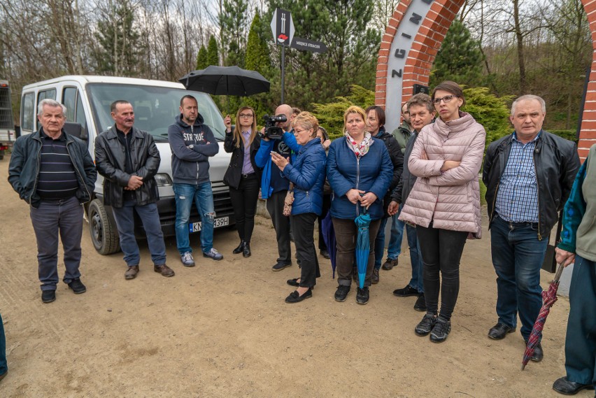 Nowy Sącz. Mieszkańcy ul. Zakładników mają dość uciążliwego sąsiedztwa sortowni odpadów