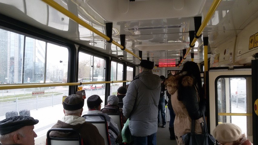 Tramwaj 21 w Sosnowcu: Pasażerowie marzną, ale motorniczy się grzeje w kabinie [ZDJĘCIA]