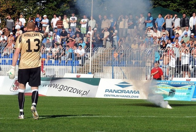 Podczas meczu GKP z Widzewem na murawę leciały race. Klubowi grozi za to kara rozegrania jednego spotkania bez udziału publiczności