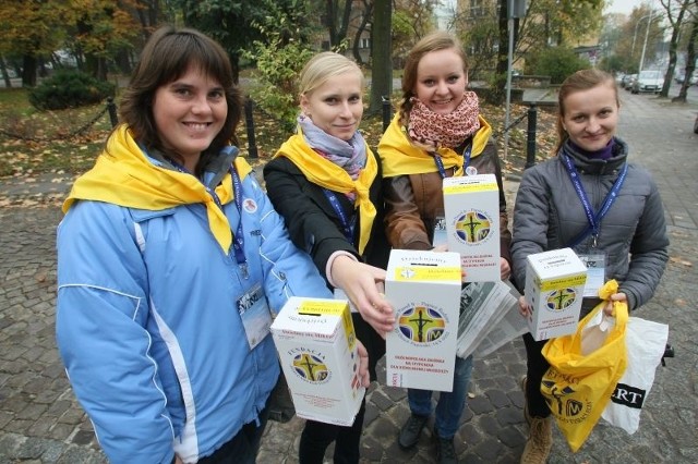 Katarzyna Ledwójcik, Magdalena Foltyn, Paulina Galera i Anna Górska, które kwestowały w centrum Kielc