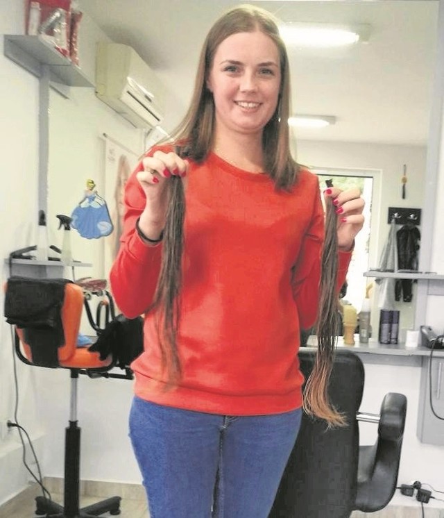 Ewelina Białek i ścięte pasma włosów, zapuszczanych od ponad ośmiu lat. Teraz trafią do Fundacji Przyjaźni WeGirls.