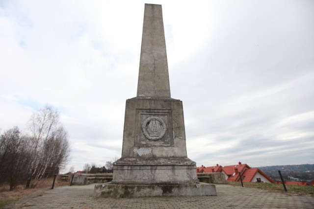 Wzgórze Kaim, na granicy Krakowa i Wieliczki, jest już tak zabudowane domami, że nie ma dojazdu/dojścia Pomnika Chwały, upamiętniającego odparcie ofensywy wojsk rosyjskich na Kraków w grudniu 1914 roku